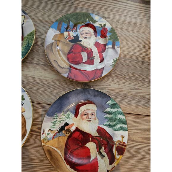 America Atelier Christmas Santa Set of 4 Porcelain 8" Plates - Picture 1 of 7